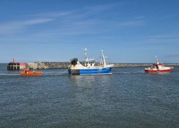 FN 462 Jeanne hjælpes det sidste stykke vej til kaj af Margrethe Gaardbo og FRB14 fra Hirtshals Redningsstation. Foto: Presse-fotos.dk