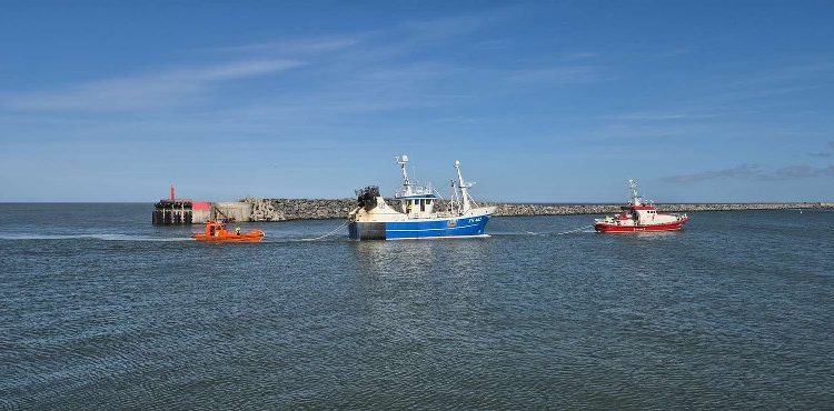 FN 462 Jeanne hjælpes det sidste stykke vej til kaj af Margrethe Gaardbo og FRB14 fra Hirtshals Redningsstation. Foto: Presse-fotos.dk