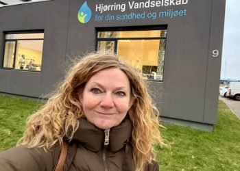 Betina D. Jensen, som her ses ved Hjørring Vandselskab,
er byrådsmedlem
for Venstre i Hjørring Kommune. Foto: Privat.
