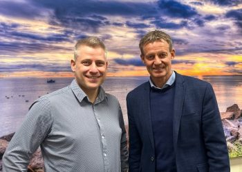 Carsten Hjerresen fra Foreningen Jordforbindelsen og direktør Johnny Brinkmann fra BoVendia. Jensen. Foto: Privat.