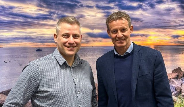 Carsten Hjerresen fra Foreningen Jordforbindelsen og direktør Johnny Brinkmann fra BoVendia. Jensen. Foto: Privat.