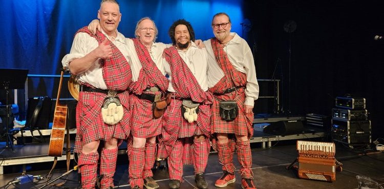 Lokale Kaj Bertelsen ses her længst til højre i Celtic Horizon Band. Foto: Privat.