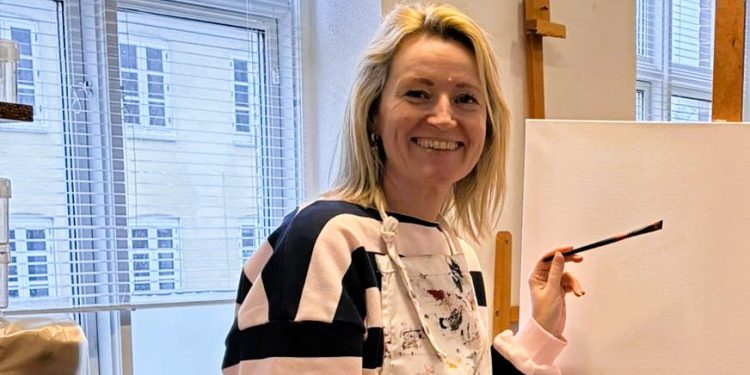 Folketingskandidat Christina Lykke under et anderledes kreativt valgarrangement hos Galleri Matique i Hjørring. Foto: Privat.
