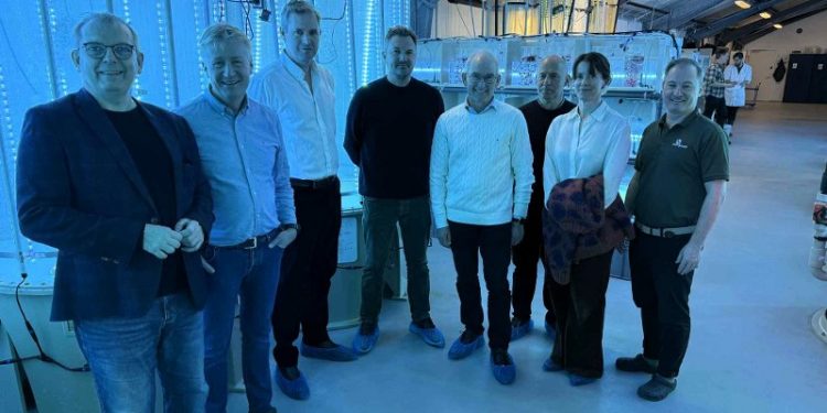 Eftersom virksomheden lever af at udvikle ny teknologi, var det ikke alle steder tilladt at fotografere, men her blev det til et enkelt billede af gæsterne hos Maripure. Yderst til højre er det grundlægger og direktør Damien Balkin. Foto: Niels Skipper.