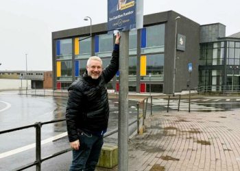 Dan Gaardboe Rueskov fra Liberal Alliance i gang med plakatopsætning i Hirtshals. Foto: (arkiv) Niels Skipper.