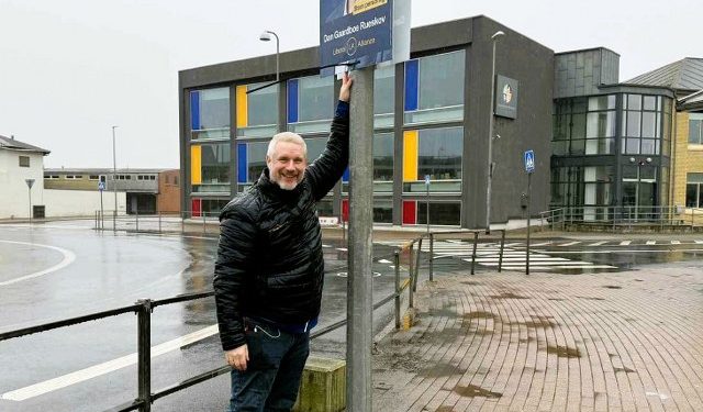 Dan Gaardboe Rueskov fra Liberal Alliance i gang med plakatopsætning i Hirtshals. Foto: (arkiv) Niels Skipper.