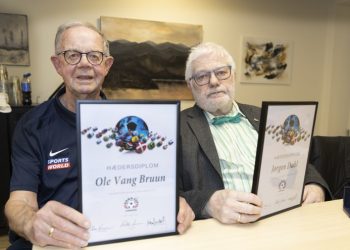 Ole Vang Bruun til venstre og Jørgen Dahl med deres velfortjente hædersdiplomer. Foto: Dana Cup.