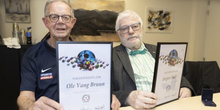 Ole Vang Bruun til venstre og Jørgen Dahl med deres velfortjente hædersdiplomer. Foto: Dana Cup.