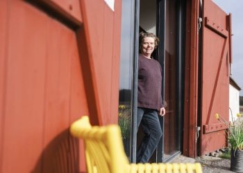 Dorte Visby inviterer indenfor til forårsudstilling i Løbstrup. Foto: Visit Nordvestkysten.