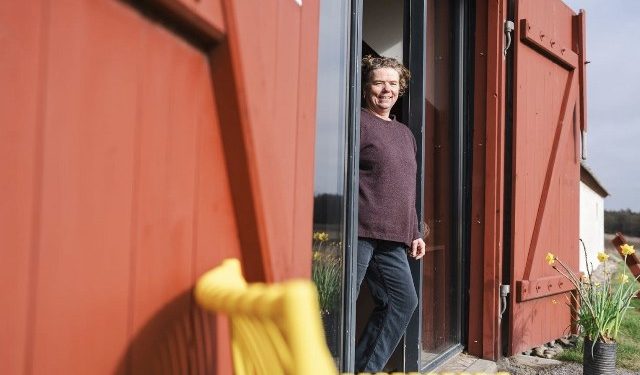 Dorte Visby inviterer indenfor til forårsudstilling i Løbstrup. Foto: Visit Nordvestkysten.