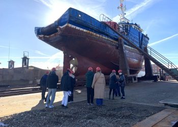 Eleverne på beddingen hos EnTech Marine A/S i Hirtshals. Foto: Anette H. Sørensen.