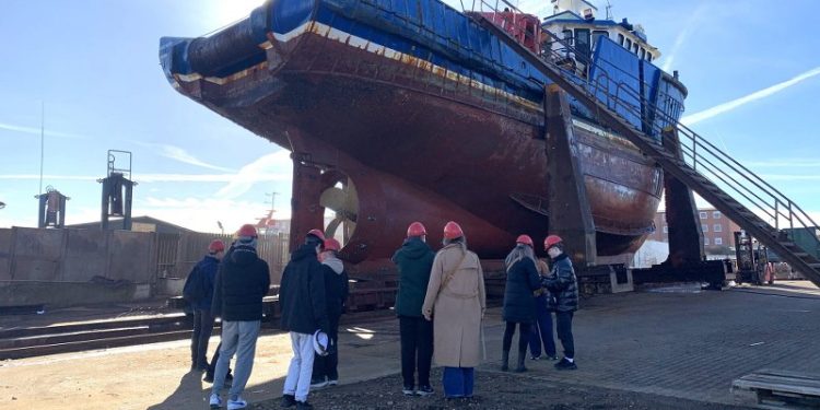 Eleverne på beddingen hos EnTech Marine A/S i Hirtshals. Foto: Anette H. Sørensen.