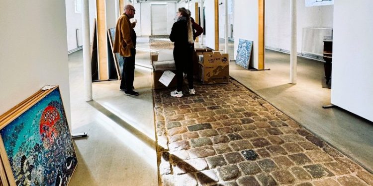 Esben Hanefelt har selv været til stede under ophængningen af hans værker på Børglum Kloster. Foto: Privat.