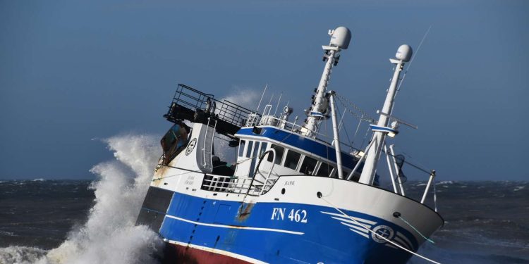 FN 462 forlist på revle ud for Østmolen ved Hirtshals Havn. Foto: Presse-fotos.dk.