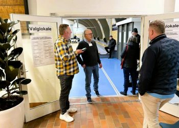 I Hirtshals Idrætscenter blev der ikke ringet med en klokke, men valghandlingen kort og godt erklæret åben til FV26. Foto: Niels Skipper.