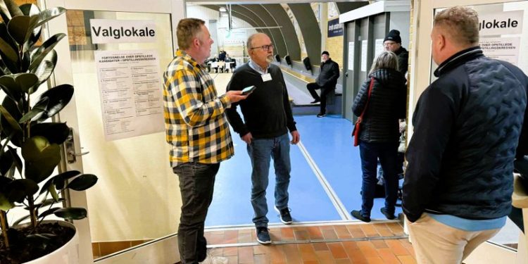 I Hirtshals Idrætscenter blev der ikke ringet med en klokke, men valghandlingen kort og godt erklæret åben til FV26. Foto: Niels Skipper.