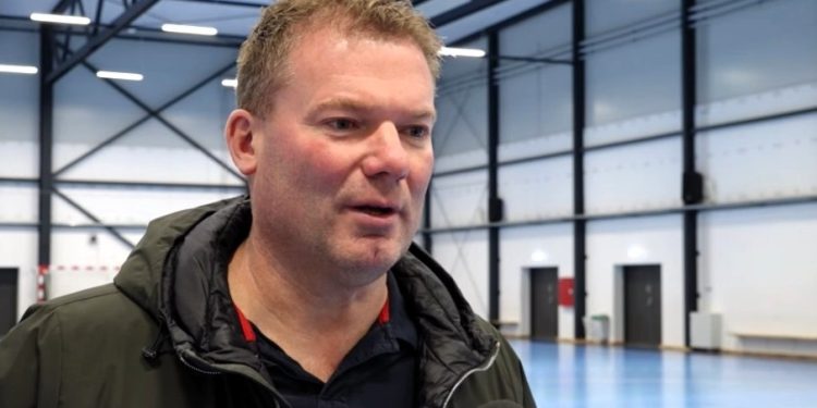 Henrik Fjordbak fra Fjordbak Byg, som står for en stor del af arbejdet i Fiberhallen. Foto: Screendump.