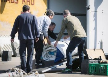 Frvillige hos Boldklubbens Venner i gang med rejsning af teltet Skibet på Den Grønne Plads i Hirtshals. Foto (arkiv): René Stoklund.