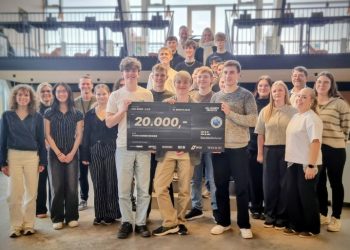 Mads, Daniel og Harald samt resten af 2. VX på HTX Hjørring med en check på kr. 20.000 fra Danske Rederier for at vinde i konkurrencen All Hands on Deck. Foto: EUC Nord.