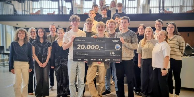 Mads, Daniel og Harald samt resten af 2. VX på HTX Hjørring med en check på kr. 20.000 fra Danske Rederier for at vinde i konkurrencen All Hands on Deck. Foto: EUC Nord.