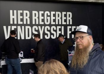 Enhedslistens Hans Jensen fik på Nord Energi Arena i Hjørring købt en ny Vendsyssel FF trøje til samlingen. Foto: Palle W. Nielsen