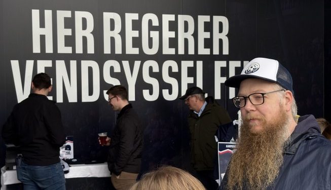 Enhedslistens Hans Jensen fik på Nord Energi Arena i Hjørring købt en ny Vendsyssel FF trøje til samlingen. Foto: Palle W. Nielsen