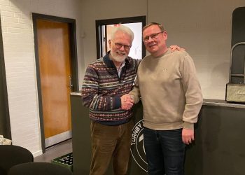 Afgående formand Henrik Willadsen lykønsker afløseren Mads Kjær. Foto: TIF.