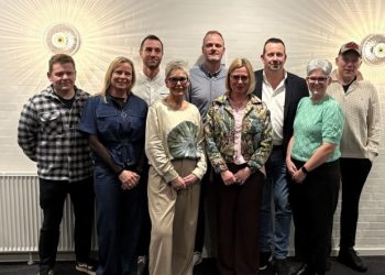 Hjørring Alliancens bestyrelse valgt 25. marts 2026 er fra venstre suppleant Gorm Steffensen, JPS Entreprenørmateriel, Jane Melgaard Olesen, Metropol ShoppingCenter, Martin Bang, Det Nordjyske Mediehus, Gitte Stiller, Byens Optik, Erik Ernst Jensen, Varehuset A-Z, Christina Østergaard, Zjoos Hjørring, Henrik Messmann, Hotel Phønix, Ulla Søndergård, Bone’s Hjørring, Jimmy Møller, Vendelbohus. Foto: Palle W. Nielsen
