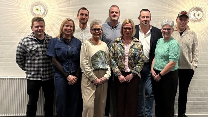 Hjørring Alliancens bestyrelse valgt 25. marts 2026 er fra venstre suppleant Gorm Steffensen, JPS Entreprenørmateriel, Jane Melgaard Olesen, Metropol ShoppingCenter, Martin Bang, Det Nordjyske Mediehus, Gitte Stiller, Byens Optik, Erik Ernst Jensen, Varehuset A-Z, Christina Østergaard, Zjoos Hjørring, Henrik Messmann, Hotel Phønix, Ulla Søndergård, Bone’s Hjørring, Jimmy Møller, Vendelbohus. Foto: Palle W. Nielsen