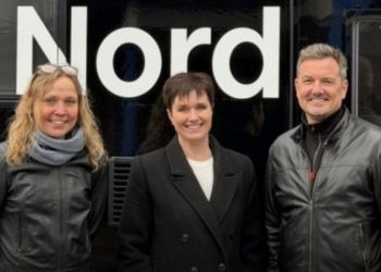 Friskoleleder Bodil Møller Jensen, Anne Honoré Østergaard (V) og Thomas Klimek (S). Foto: TV2 Nord.