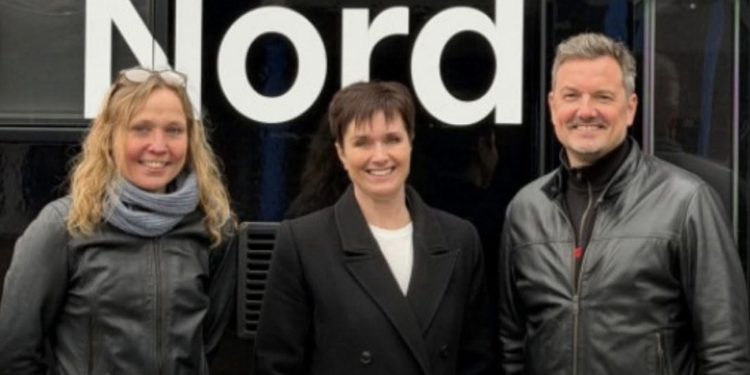 Friskoleleder Bodil Møller Jensen, Anne Honoré Østergaard (V) og Thomas Klimek (S). Foto: TV2 Nord.