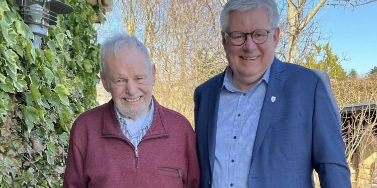 Fødselar Bent Christensen og borgmester Søren Smalbro. Foto: Privat.