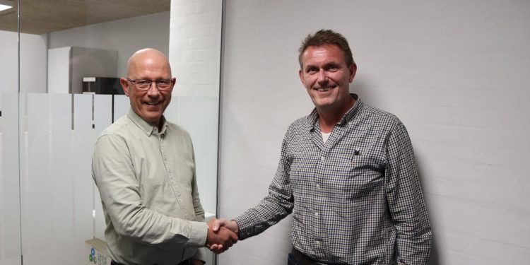 Ove Pedersen og direktør Jan-Iver Christiansen. Foto: Vennelyst.