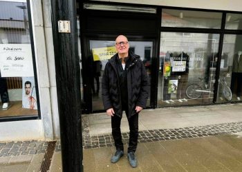 Jens Pedersen foran indgangen til ejendommens butikslokale på Nørregade i Hirtshals. Foto: Niels Skipper.