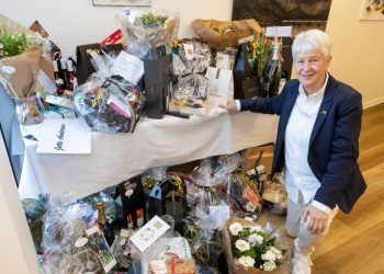 Jette Andersen ved det store gavebord efter 40 års jubilæet i Hjørring. Foto: Dana Cup.