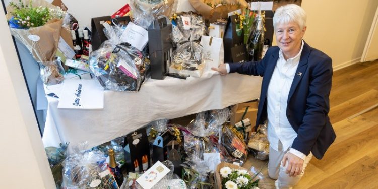 Jette Andersen ved det store gavebord efter 40 års jubilæet i Hjørring. Foto: Dana Cup.
