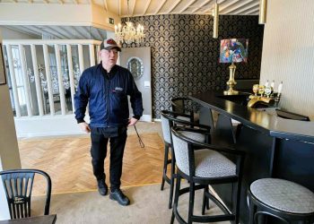 Daglig leder Jimmy Møller i den smukke og stemningsfulde restaurant, hvor alt emmer af historie på Vendelbohus. Det ærværdige kulturhus trues nu ikke bare af indtrængende  fugt, men også af besparelser hos Hjørring Kommune. Foto: Niels Skipper.
