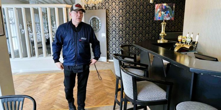 Daglig leder Jimmy Møller i den smukke og stemningsfulde restaurant, hvor alt emmer af historie på Vendelbohus. Det ærværdige kulturhus trues nu ikke bare af indtrængende  fugt, men også af besparelser hos Hjørring Kommune. Foto: Niels Skipper.