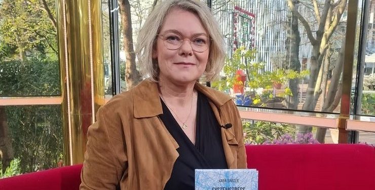 Karin B. Nissen giver redskaber til håndtering af borgernes systemstress fra begge sider af skrivebordet. Pressefoto