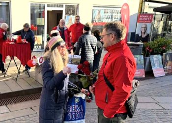 Her ses Thomas Klimek i snak med en vælger på Springvandspladsen op til KV25. Foto (arkiv): Niels Skipper.