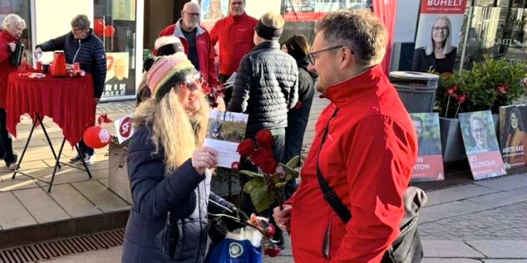 Her ses Thomas Klimek i snak med en vælger på Springvandspladsen op til KV25. Foto (arkiv): Niels Skipper.