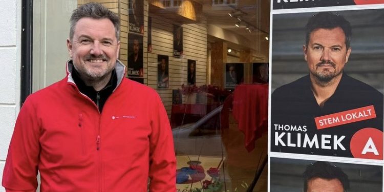 Thomas Klimek ved Socialdemokratiets valgbutik i Hjørring ved FV26. Foto: Privat.