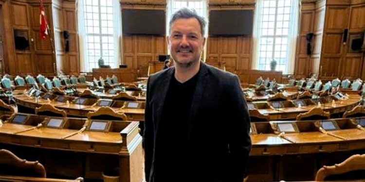 Thomas Klimek i folketingssalen på Christiansborg. Foto: Privat.