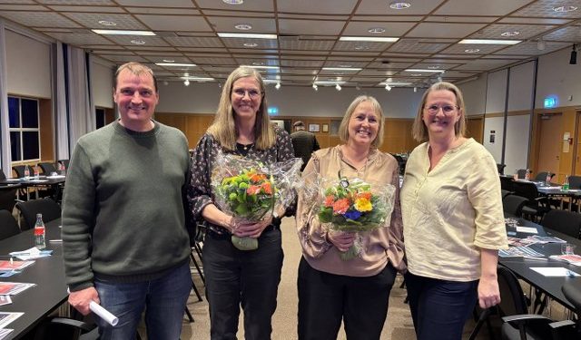 Afgående kredsstyrelsemedlemmer Helle Weile Larsen og Lise Steiniche flankeret af  Anders Ejstrup Hansen og Lise Kirkelund Lisbjerg,. Foto: Lærerkreds Nord.