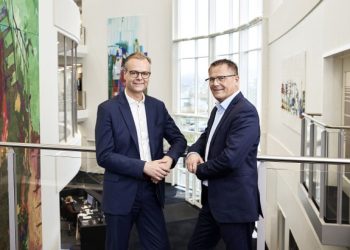 Kim Mouritsen og Lars Thomsen overtog i 2025 posten som administrerende direktør fra Vagn Hansen, der igennem 27 år – og 17 fusioner – har stået i spidsen for sparekassen. Foto: PR.
