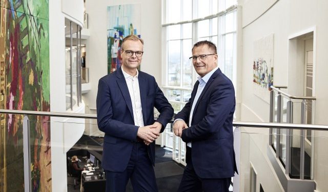 Kim Mouritsen og Lars Thomsen overtog i 2025 posten som administrerende direktør fra Vagn Hansen, der igennem 27 år – og 17 fusioner – har stået i spidsen for sparekassen. Foto: PR.