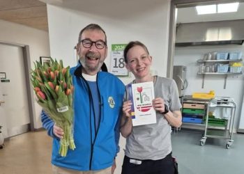 Her er det Jens Erik Bonné fra Lions i Hirtshals, der har leveret en buket tulipaner til Janne Bandholm, som er medarbejder på Eldrecenter Vikingbanke. Foto: Privat.