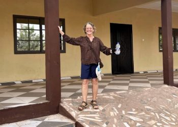 Lisbet Hansen foran skolen i Nwogu i det nordlige Ghana. Foto: FruHansenPlan.