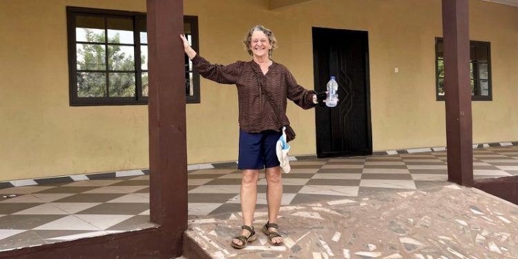 Lisbet Hansen foran skolen i Nwogu i det nordlige Ghana. Foto: FruHansenPlan.
