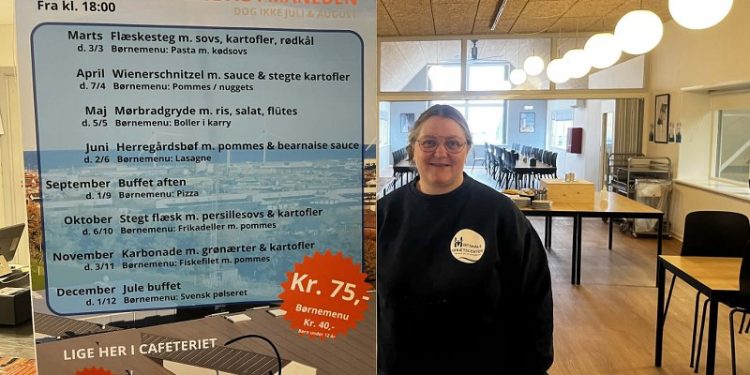 Maibritt Nedergaard Kristensen glæder sig over succesen med det nye tiltag i Hirtshals Idrætscenters Cafeteria. Foto: Lars Kruse Jensen.